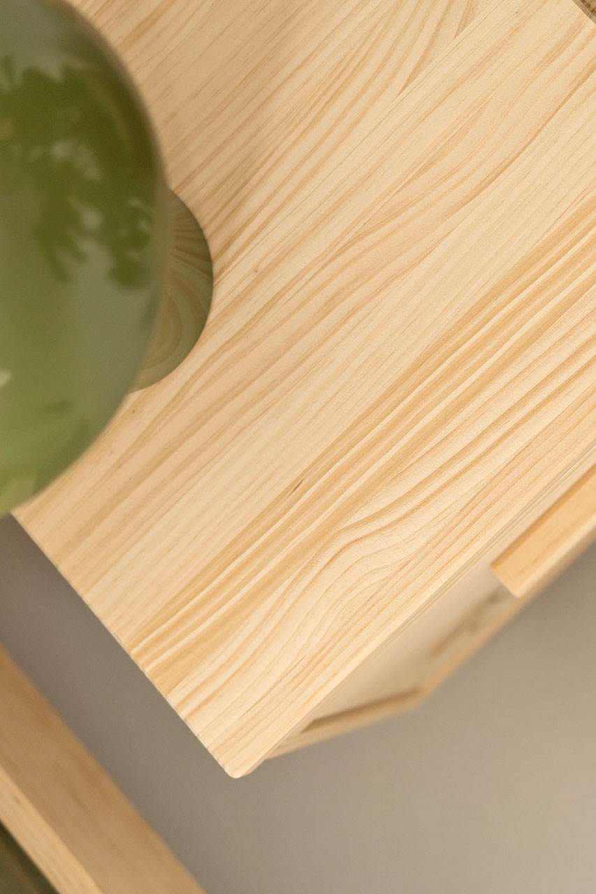 Imagen de ambiente 3 para:Mesilla de madera maciza de pino